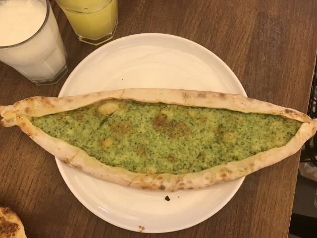 Mekanın peynirli pidesi, et yemeyenler için çok lezzetli bir alternatif.