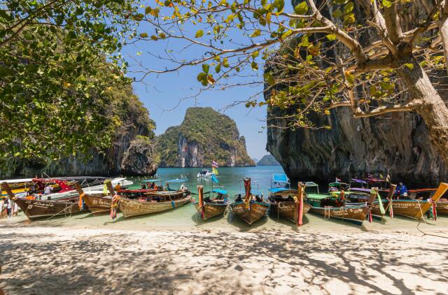 Krabi’nin ünü, The Beach filminden sonra katlanarak arttığı için bölge özellikle yüksek sezonda oldukça kalabalık oluyor.