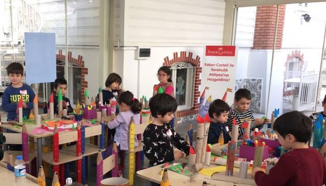 Yaratıcılık Atölyeleri’nde çocuklar üretirken öğrenecek. 