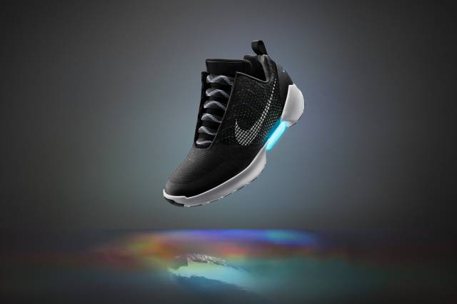 Nike HyperAdabt akıllı spor ayakkabısı modelindeki led ışıklar, ayakkabının şarj durumunu gösteriyor.
