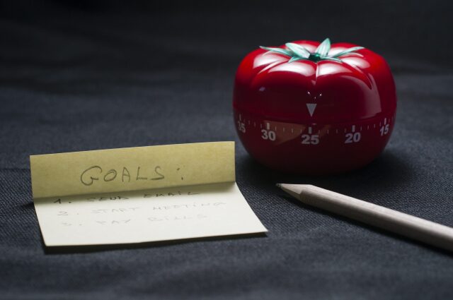 Pomodoro tekniğinde esas olan görevin 25 dakika içinde tamamlanması ve bir sonrakine geçilmesi. 