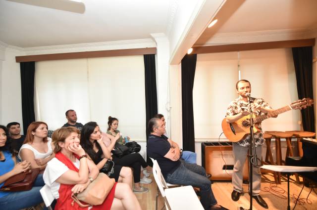 Konser için en erken gelenler ön sıraları kapıyor.