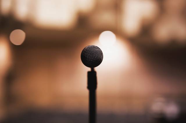Toastmasters Türkiye bünyesinde hem Türkçe hem de İngilizce konuşma pratikleri yapılabiliyor.