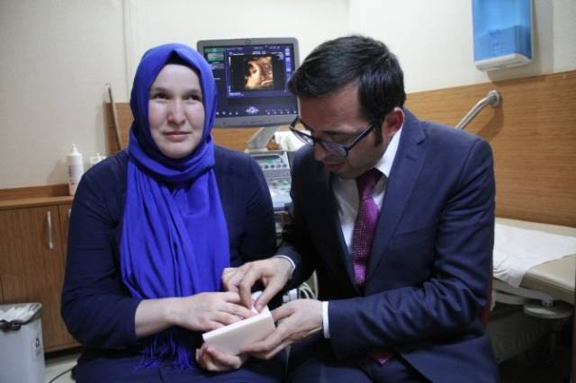 Görme engelli bir kadın sekiz aylık hamileyken bebeğinin 3D ultrason görüntüsüne dokundu.
