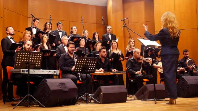 Gecede Şef Kamuran Akkor ve Korosu, törene katılan yüzlerce kişiye sanat müziği ziyafeti verdi.