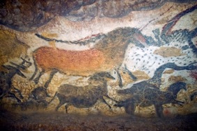 Lascaux Mağarası’nın içini gösteren gerçek fotoğraflar flaş kullanımına kısmi olarak izin verildiği için genellikle net değildir. 