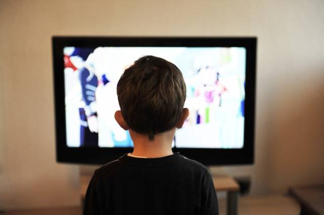 Z kuşağı televizyonun yanı sıra akıllı telefon, tablet ve bilgisayardan video izliyor.