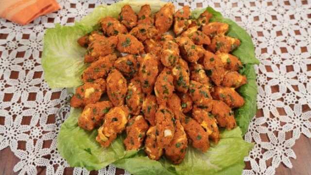 Mercimek köftesine yumurta eklenerek bello yapılabilir.