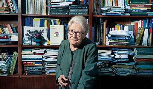 Prof. Dr. İoanna Kuçuradi “felsefenin bilge annesi” olarak tanınıyor.
