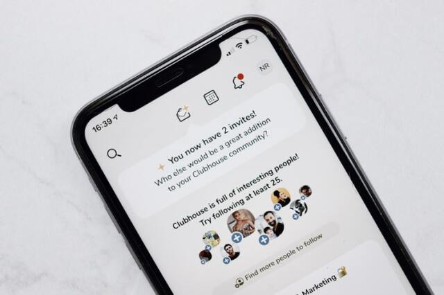 Clubhouse, saydığımız uygulamalar arasında en yeni mecra fakat şimdiden kendini sevdirmiş görünüyor. Şubat ayında açıklanan rakamlara göre Clubhouse, sadece IOS işletim sistemli telefonlarda olmasına rağmen 10 milyon kullanıcıyı aştı.