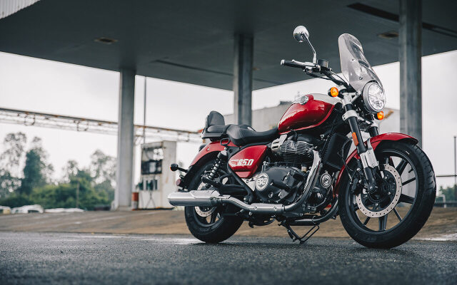 Royal Enfield’in yıldız siyah, yıldız mavi, yıldız yeşil, yıldızlararası gri, yıldızlararası yeşil gibi renk seçenekleri bulunuyor; Tourer modelinin renkleri ise gök kırmızı ve gök mavi.