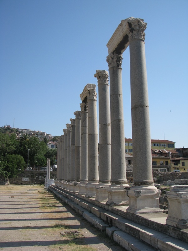 Agora, bir depremle yerle bir olduktan sonra İmparator Marcus Aurelius tarafından yeniden inşa ediliyor.