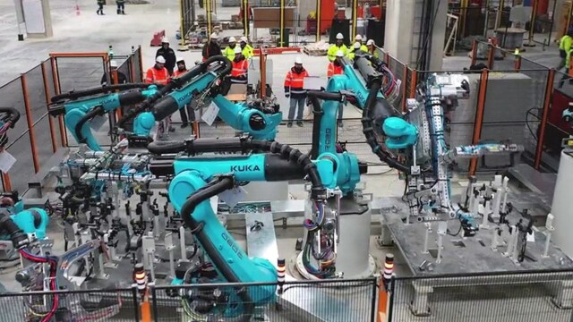 Saatte 20 otomobil üreten Togg fabrikasının bu sayıyı ilerleyen dönemde 30'a çıkarmayı hedeflediği belirtiliyor.