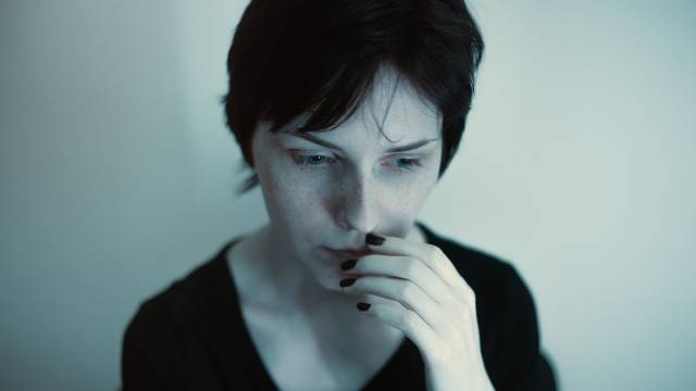 Gün boyunca normalin çok üzerinde bilgiye maruz kalmanın yarattığı yorgunluk ve dalgınlıklar DEHB belirtilerini perdeleyebiliyor. 