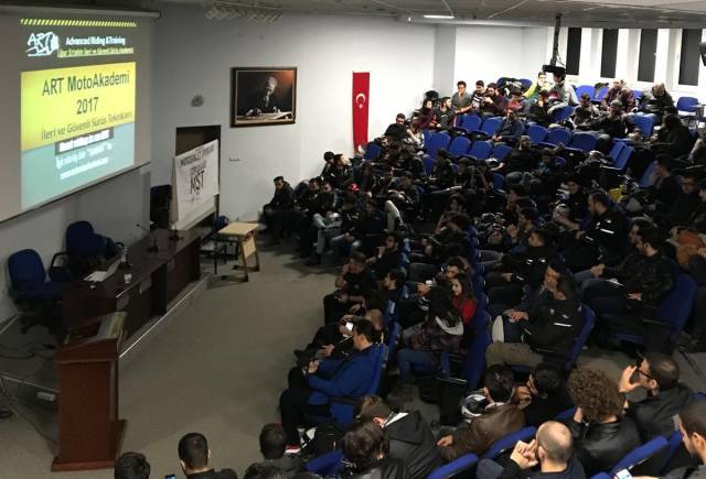 Pamukkale Üniversitesi Motosiklet Sporları Topluluğu, “Teorik Motosiklet Eğitimi” etkinliğinde.