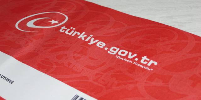 E-devlet sistemiyle artık, daha önce kuyruklarda beklediğimiz pek çok şeyi bilgisayar başında halledebiliyoruz. 