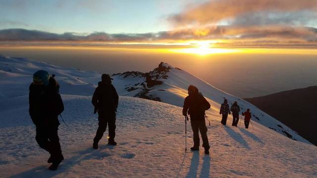 Zirveye 300 metre kala...