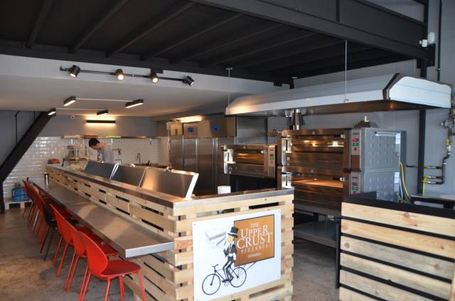 The Upper Crust Pizzeria'da karnıyarık pizzayı tadabilirsiniz.
