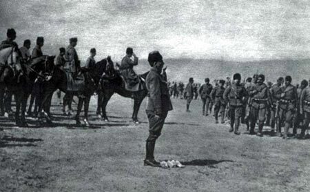 Başkomutan Mustafa Kemal Paşa, Büyük Taarruz öncesi askeri denetlerken.