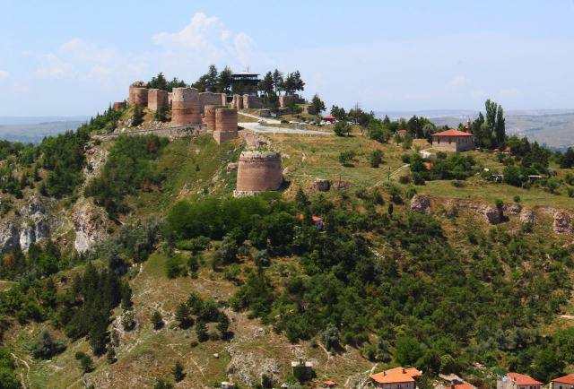 Evliya Çelebi’ye göre Kütahya, ortasından büyük bir dere geçen, bağ ve bahçelerle çevrili bir yeryüzü cennetidir.