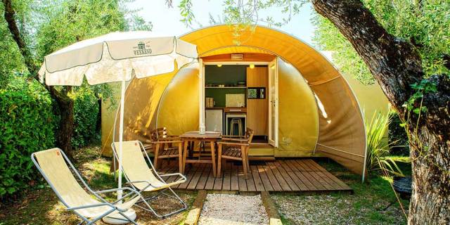 Camping Village Weekend’in geniş çadırlarının önünde gün içinde keyifli vakit geçirmeye imkan tanıyan şirin veranda alanları da mevcut.