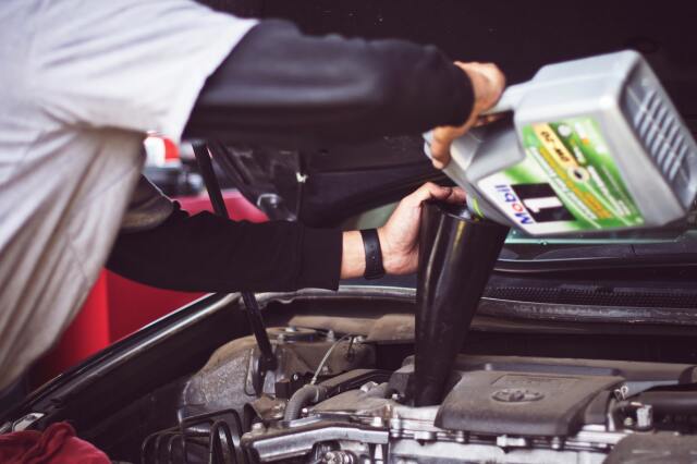 Kullanılması gereken motor yağı çeşidi; motor tipine, aracın yakıtına ve mevsim şartlarına göre değişiyor.