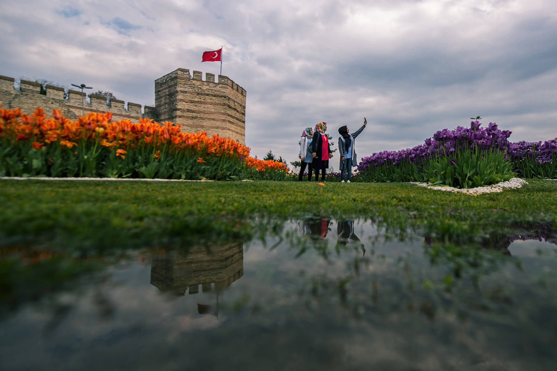 Özellikle instagram gibi fotoğraf ağırlıklı mecralarda, kullanılan hashtag’ler de en az fotoğraf kadar önemli. #flower ve #colorful gibi kelimelerin en popüler hashtag’ler arasında olduğu düşünülünce tarlada, bahçede ya da saksıdaki çiçeklerin rağbet görmesi boşa değil...