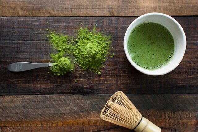 L-theanine’in en yüksek oranda olduğu çay, bir çeşit yeşil çayın toz formuna getirilmiş hali olan matcha. 