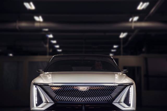 Öndeki ayırt edici "siyah kristal" ızgarasıyla Cadillac Lyriq.