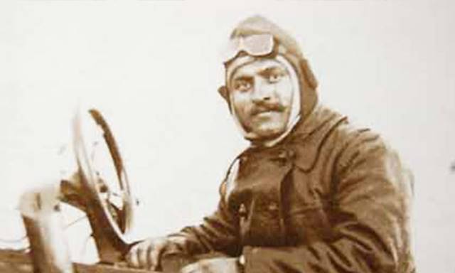 Süvari Üsteğmen Mehmet Fesa Evrensev, Türk ordusunun ilk pilotu.