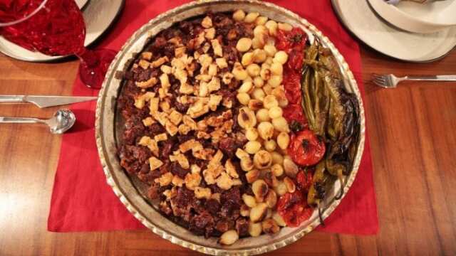 Eli böğründe kebabının mucitleri Kahramanmaraş kapalı çarşı esnafı.