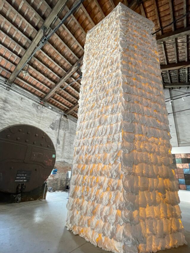 Zhu Jinshi’nin Art Basel 2024’teki eseri Race Paper Pagoda.