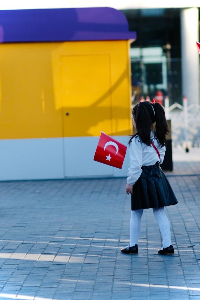 İlk gün korkusu yaşayan çocuğun bu duygusunu hemen ortadan kaldırmaya çalışmadan önce onu iyice dinlemek gerekiyor.