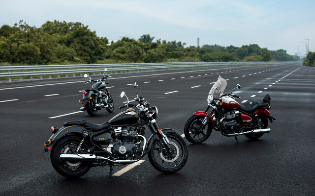 Royal Enfield Super Meteor 650 denge ve güvenlik için optimum stabilite sağlayan ters amortisörlere, hava ve yağ soğutmalı paralel ikiz motora sahip.