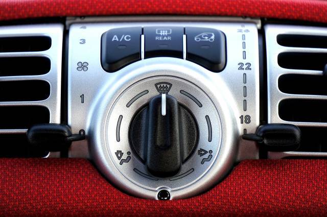As the air conditioner affects driving performance in hot weather, the pollen filter and the air conditioning gas should be replaced.
