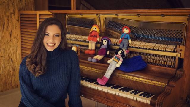 Esin Aydıngöz’ün müzik alanında eğitim almasında en büyük destekçileri, annesi İkbal Aydıngöz & babası Önder Aydıngöz olmuş.