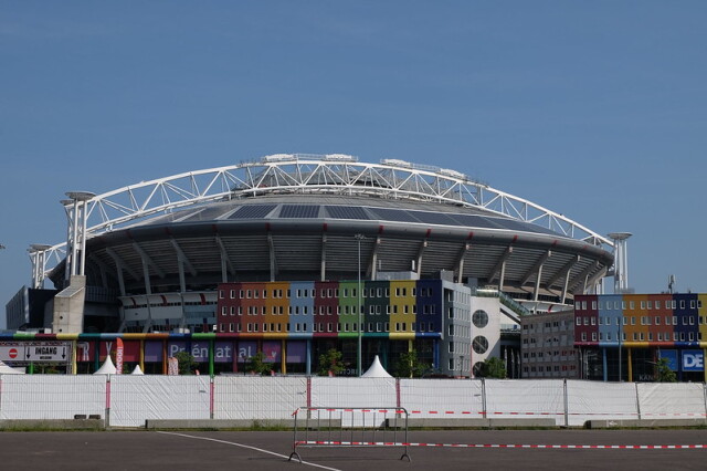 Johan Cruyff Arena’nın üstü ihtiyaç halinde kapatılabiliyor ve stat, kapalı haliyle uzay gemisini andırıyor