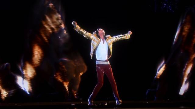 Michael Jackson, Billboard Müzik Ödülleri’nde hologram teknolojisiyle moonwalk yaptı.