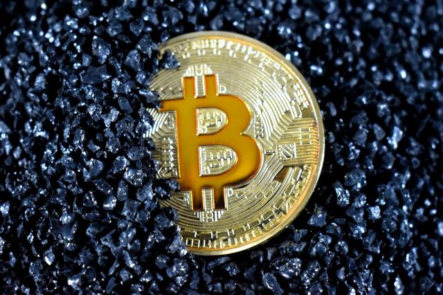 Bitcoin’in yüzde 60’ı Çin’deki bilgisayarlarda üretiliyor ve o bilgisayarları çalıştıran elektrik de kömürden elde ediliyor. 