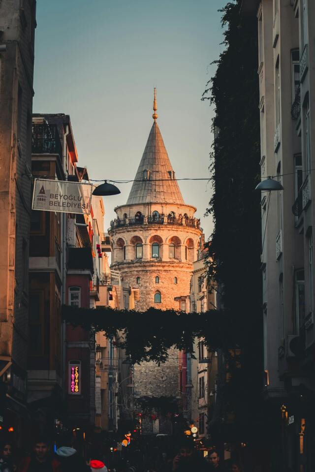 Tarihi Galata Kulesi, İstanbul’un en çok ziyaret edilen simge yapılarından biri.