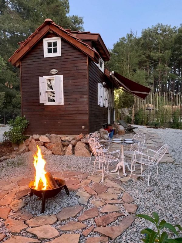 Charming Ecologic, Göcek merkeze araçla 15 dakika, Dalaman Havaalanı’na 35 dakika uzaklıkta bulunuyor.