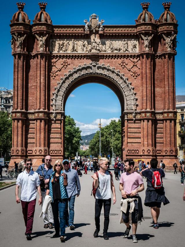 İspanya’nın turistik Barselona kentini donatan sensörlü akıllı çöp kutuları ve gerçek zamanlı doluluk bilgisi sağlayan bir uygulama ile beraber kullanılıyor.