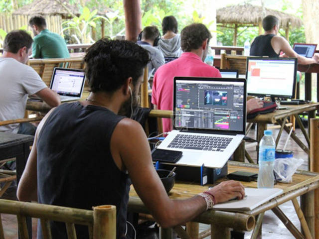 Tayland’daki Koh Lanta adasında bulunan KoHub isimli paylaşımlı ofis dijital göçebelerin gözdesi.