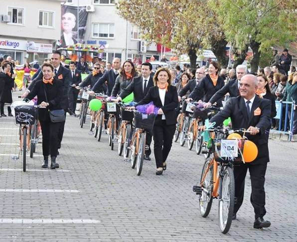 Belediye daha önce bisiklete binmeyenler için eğitimler de düzenliyor.