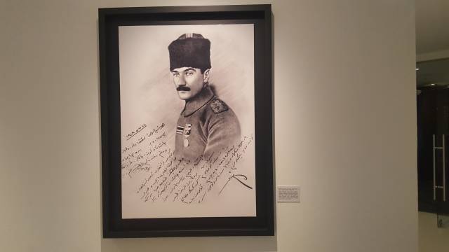 Atatürk’ün kendisiyle röportaj yapan gazeteci Ruşen Eşref’e verdiği imzalı resim.