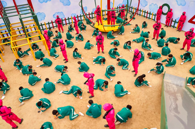 Squid Game’deki dalgona şeker yarışması sahnesi.