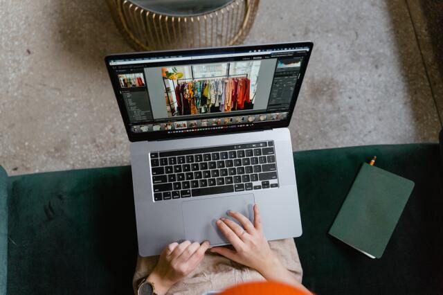 Dropshipping dezavantajları, stok adetlerini hızlı bir şekilde güncelleyen ve ek tedbirler alan doğru e-ticaret yazılımlarıyla en aza indirgenebiliyor.