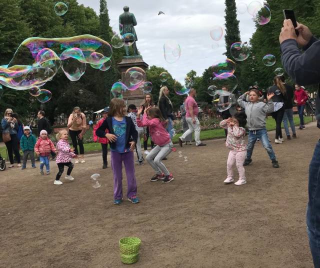 Ülke çapında pek çok meydan ve sokakta çocuklarla yetişkinleri bir araya getiren oyun fırsatları mevcut.