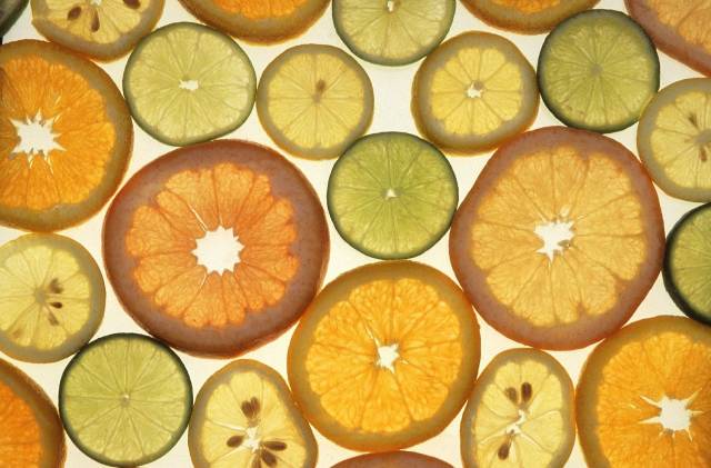 Serotonin seviyesi, triptofan amino asidi ve C vitamini içeren besinler tüketerek yükseltilebiliyor.