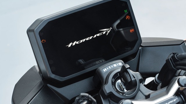 Honda Hornet’in yüksek çözünürlüklü TFT ekranı.